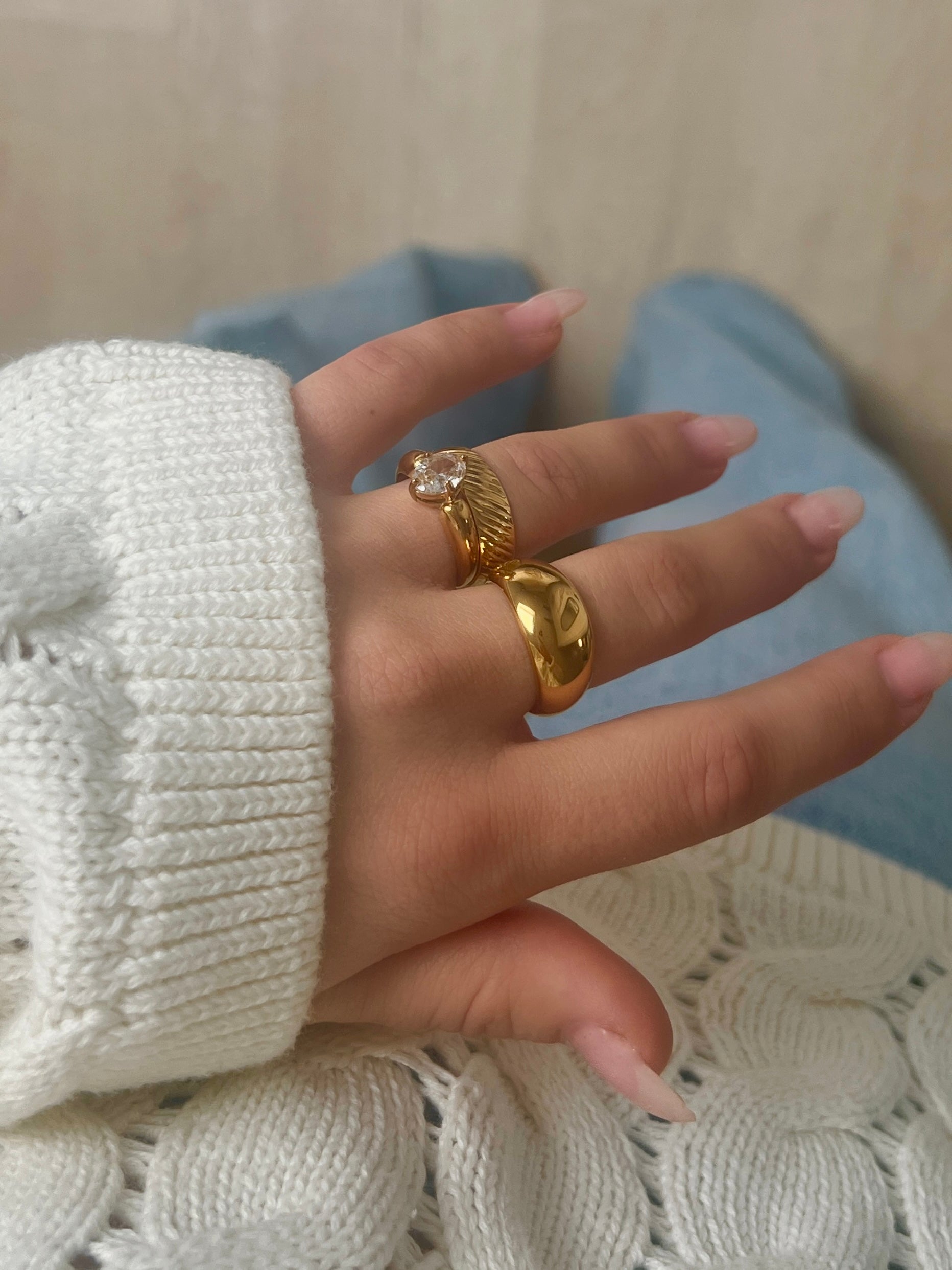 Adele Antique Ring vacker och elegant tillsammans med fler andra chunky ringar i guld. vattentåliga och allergivänliga
