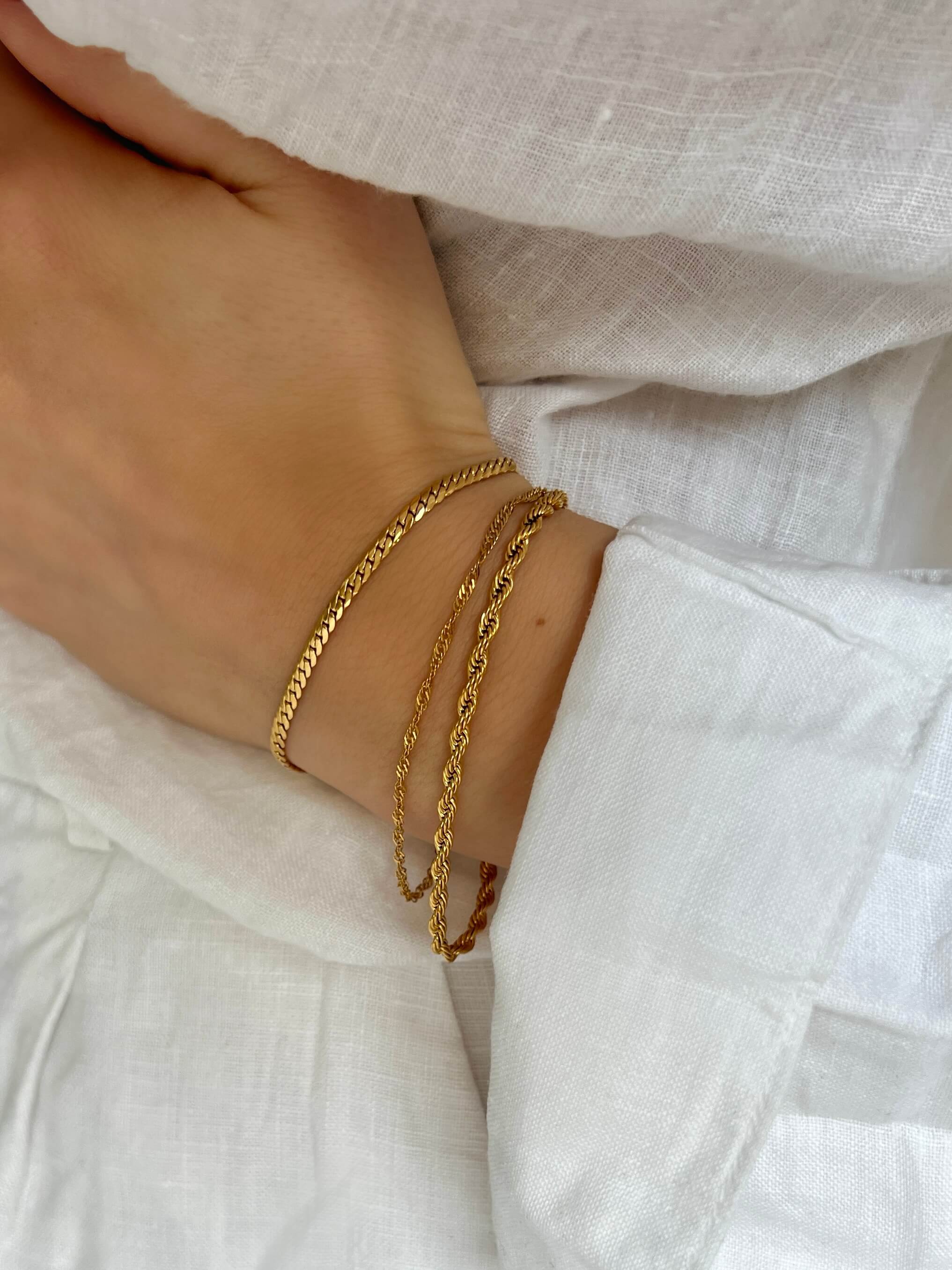 Aloe Allie Bracelet – tvinnat guldarmband i rostfritt stål från Alora Avenue. Stilrent, elegant och vattentåligt för alla tillfällen.