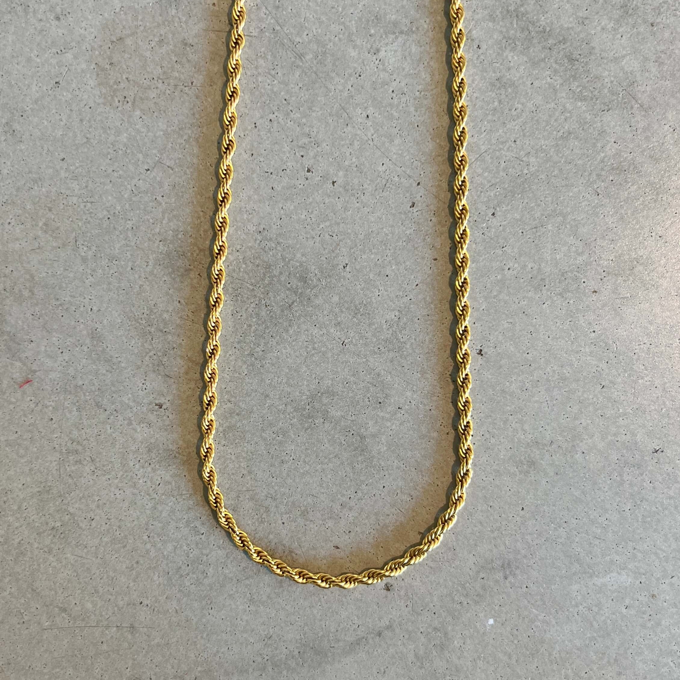 Aloe Andrew Necklace från Alora Avenue – ett vattentåligt och allergivänligt halsband i guldpläterat rostfritt stål med klassisk rope chain-design. Perfekt för lager på lager eller som statement i sig själv – ett stilrent smycke för både honom och henne.