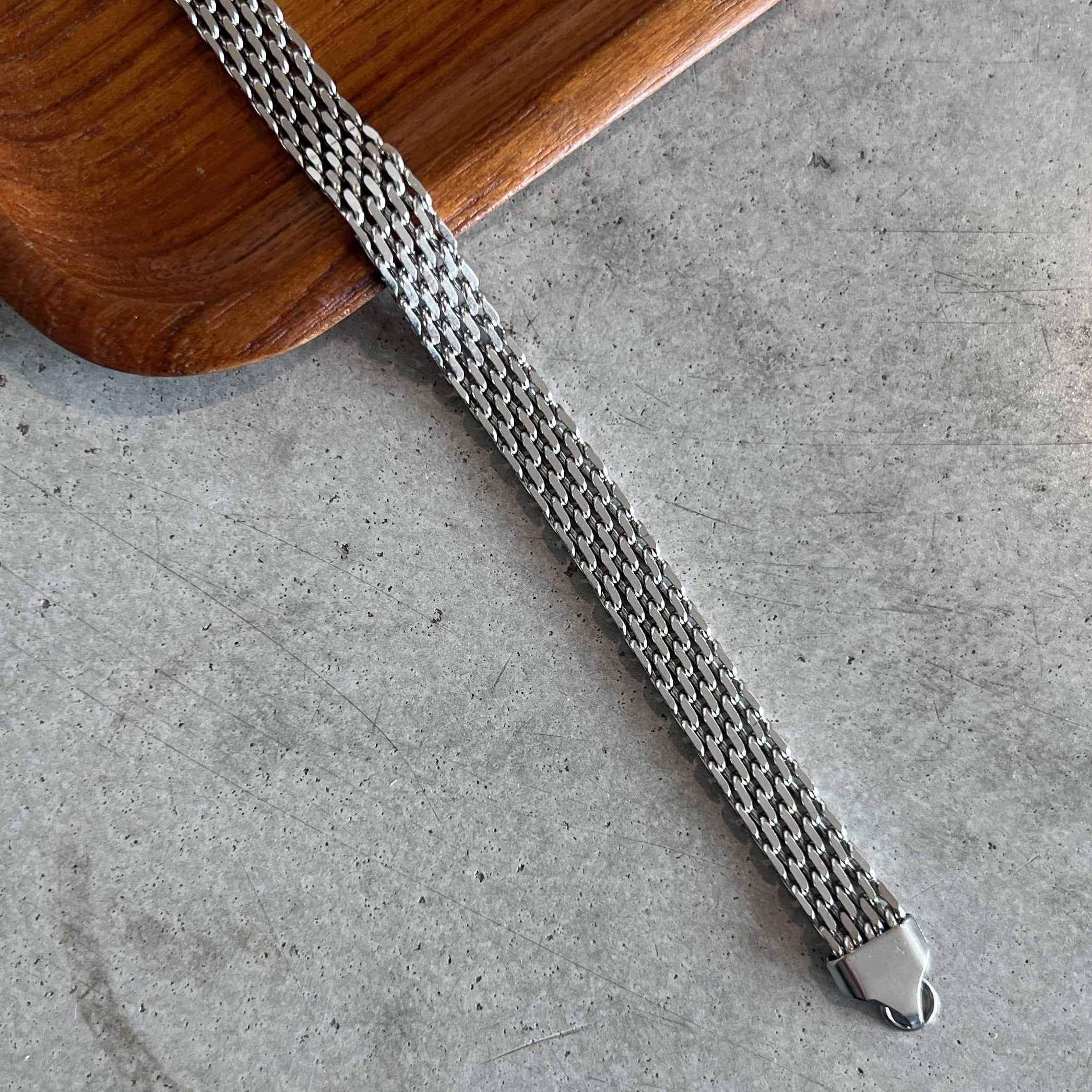 Azalea Aurora Bracelet – brett silvrigt nätlänkarmband i rostfritt stål med PVD-plätering i silver, vattentåligt och allergivänligt.