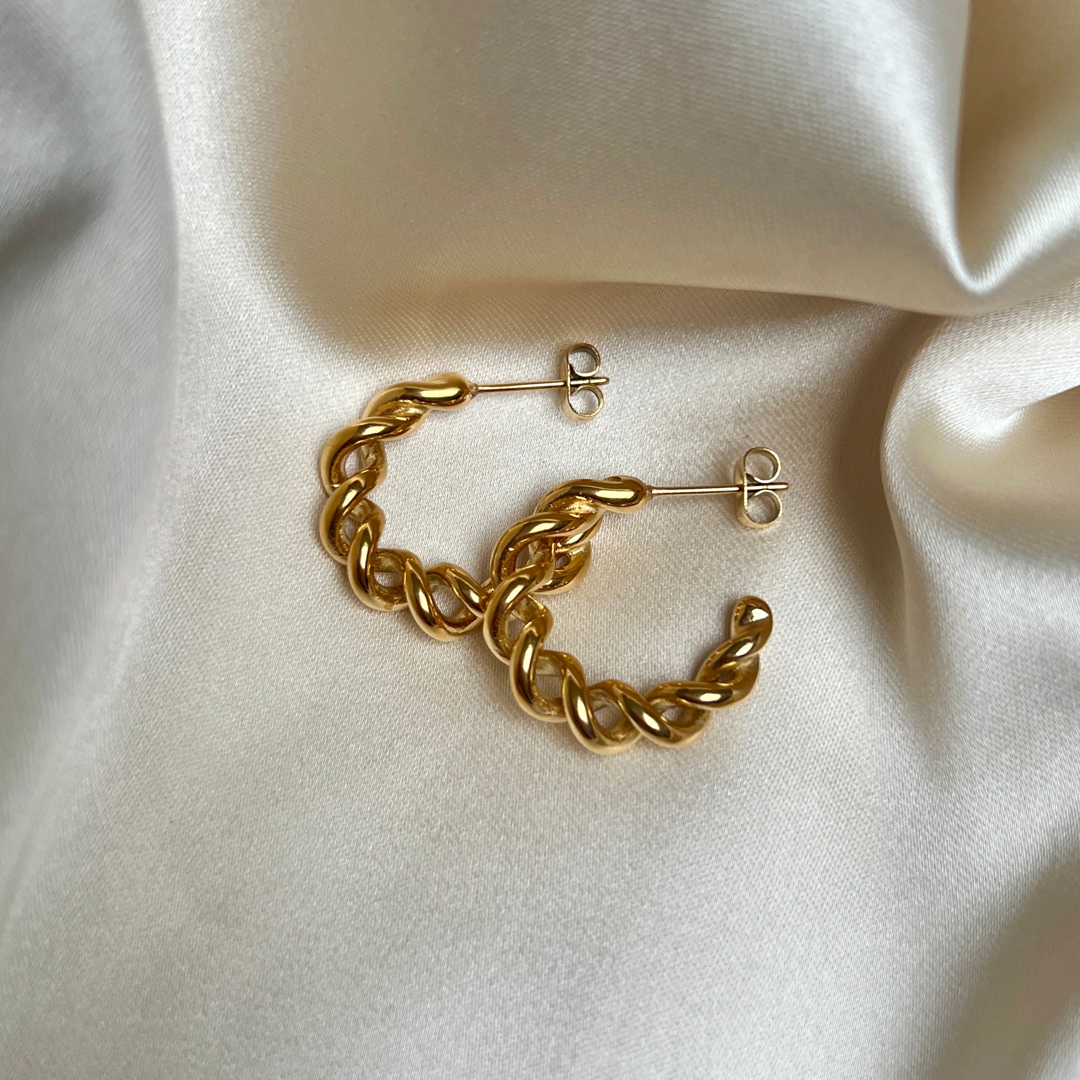 Bali Bamboo Hoops i PVD-pläterat rostfritt stål med en organisk, böljande design. Vattentåliga och allergivänliga för långvarig elegans.