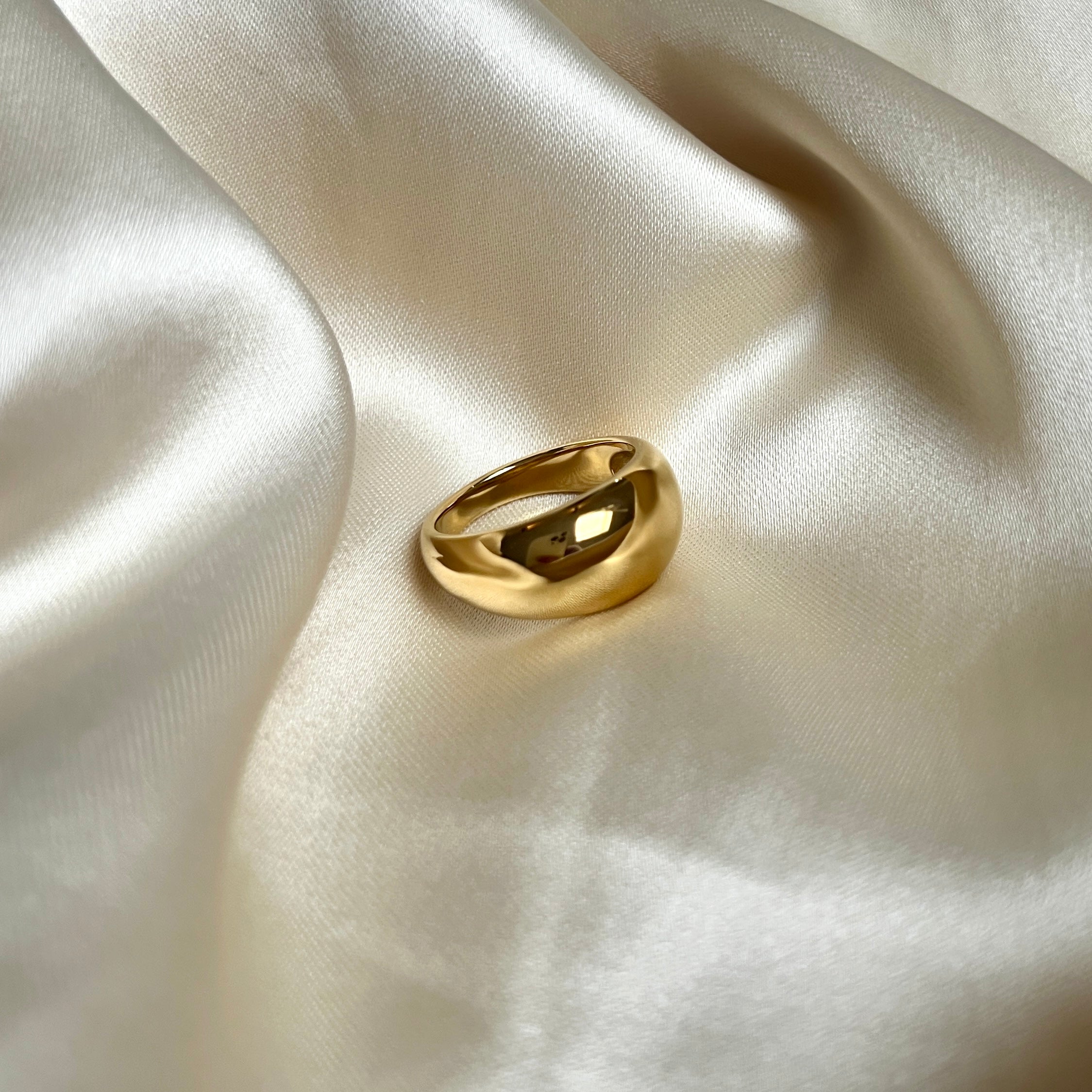 Big Blob Ring är en chunky guldring med en kraftfull design, tillverkad i rostfritt stål med slitstark PVD-plätering för långvarig glans.