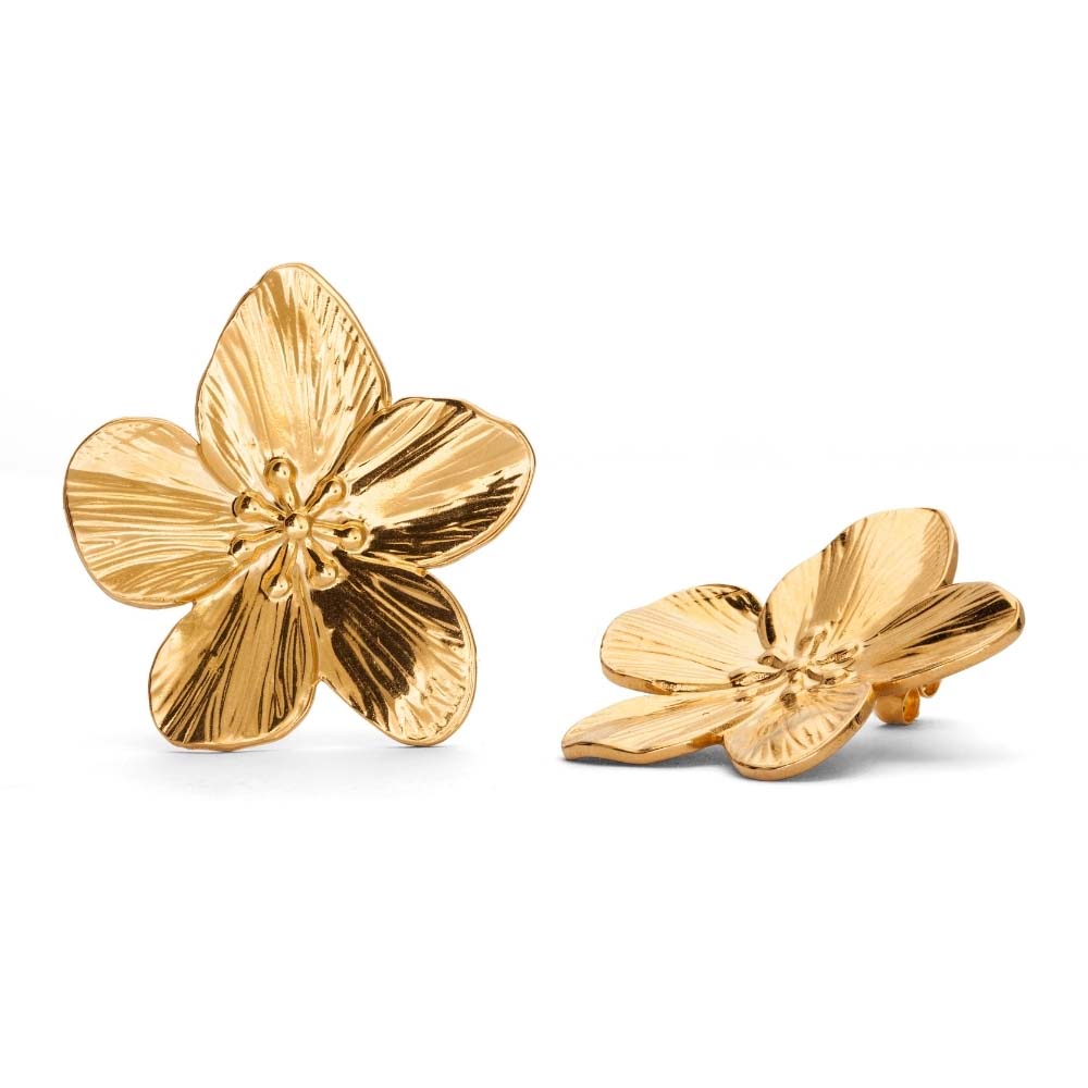 Blossom Bloom Earrings i guld med detaljrika blommor, vattentåliga och allergivänliga, för en elegant touch till din stil.