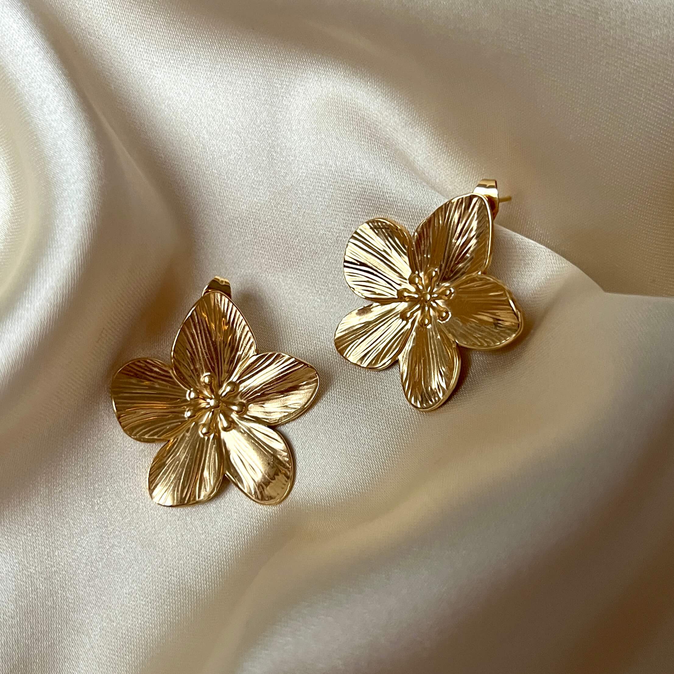 Blossom Bloom Earrings i guld med detaljrika blommor, vattentåliga och allergivänliga, för en elegant touch till din stil.