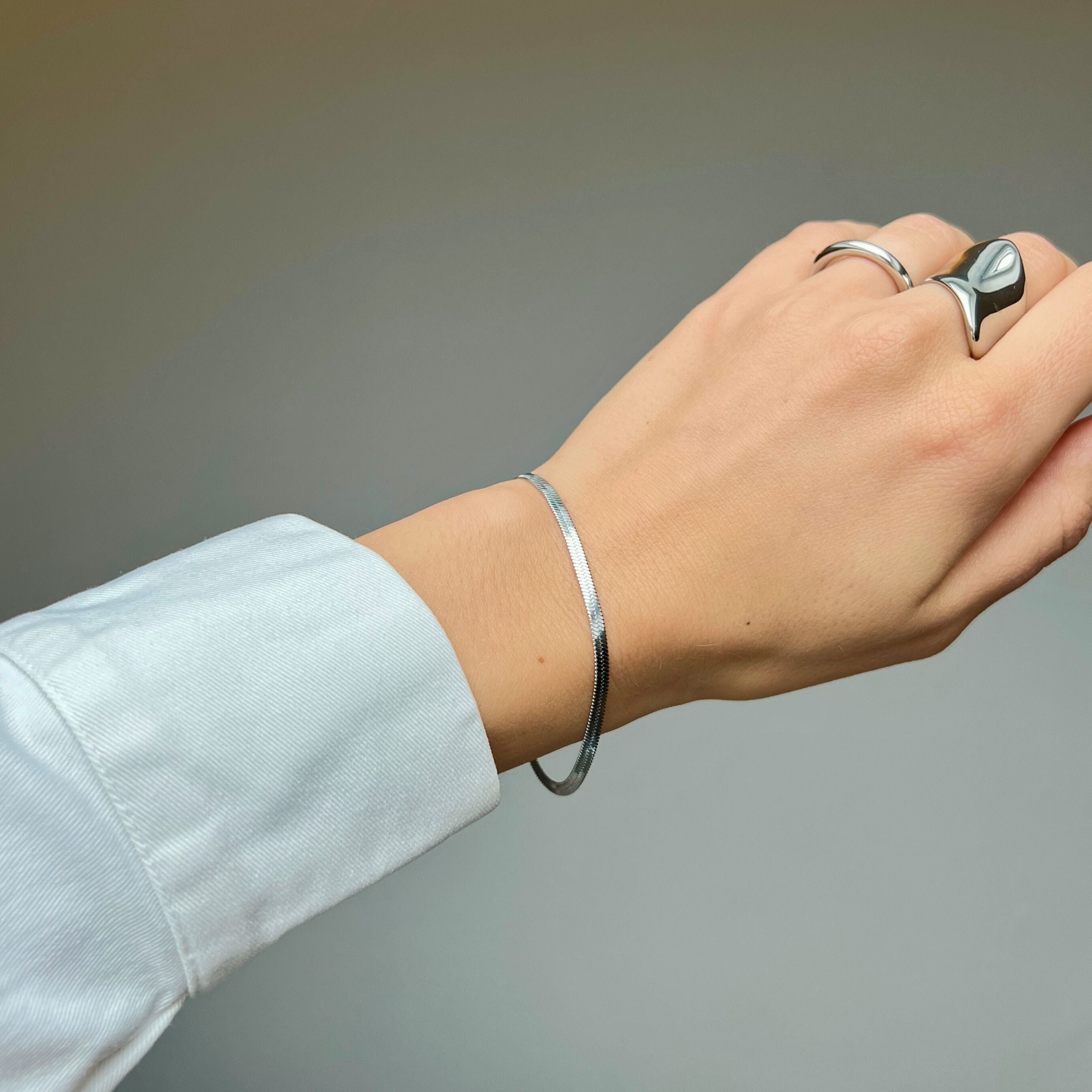 Carrie Cobra Bracelet – silvrigt snakechain-armband i rostfritt stål med PVD-plätering, vattentåligt och allergivänligt.