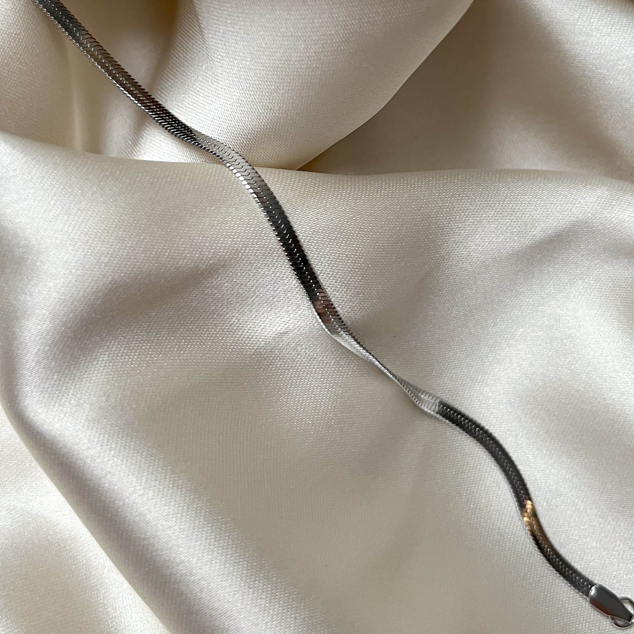 Carrie Cobra Bracelet – silvrigt snakechain-armband i rostfritt stål med PVD-plätering, vattentåligt och allergivänligt.