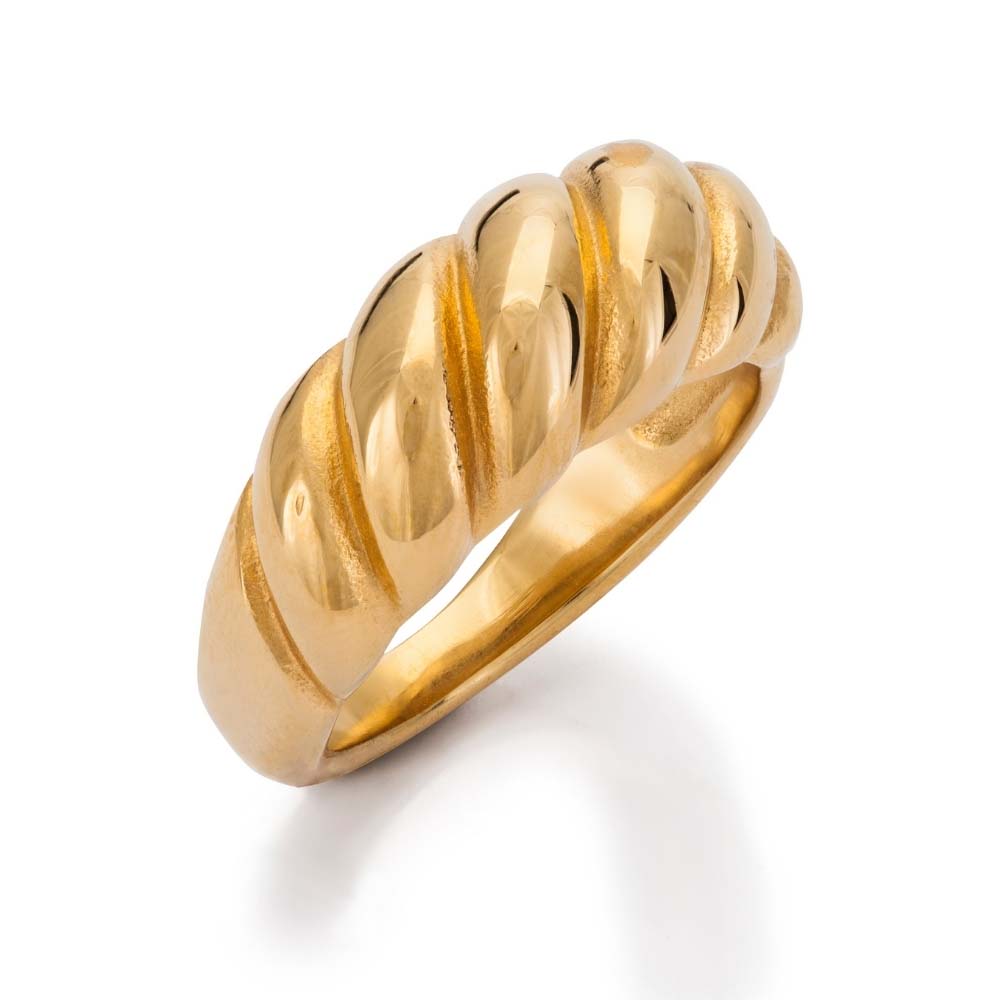 Classic Croissant Ring är en elegant guldring i ikonisk croissantdesign, tillverkad i rostfritt stål med slitstark 18K PVD-guldplätering.