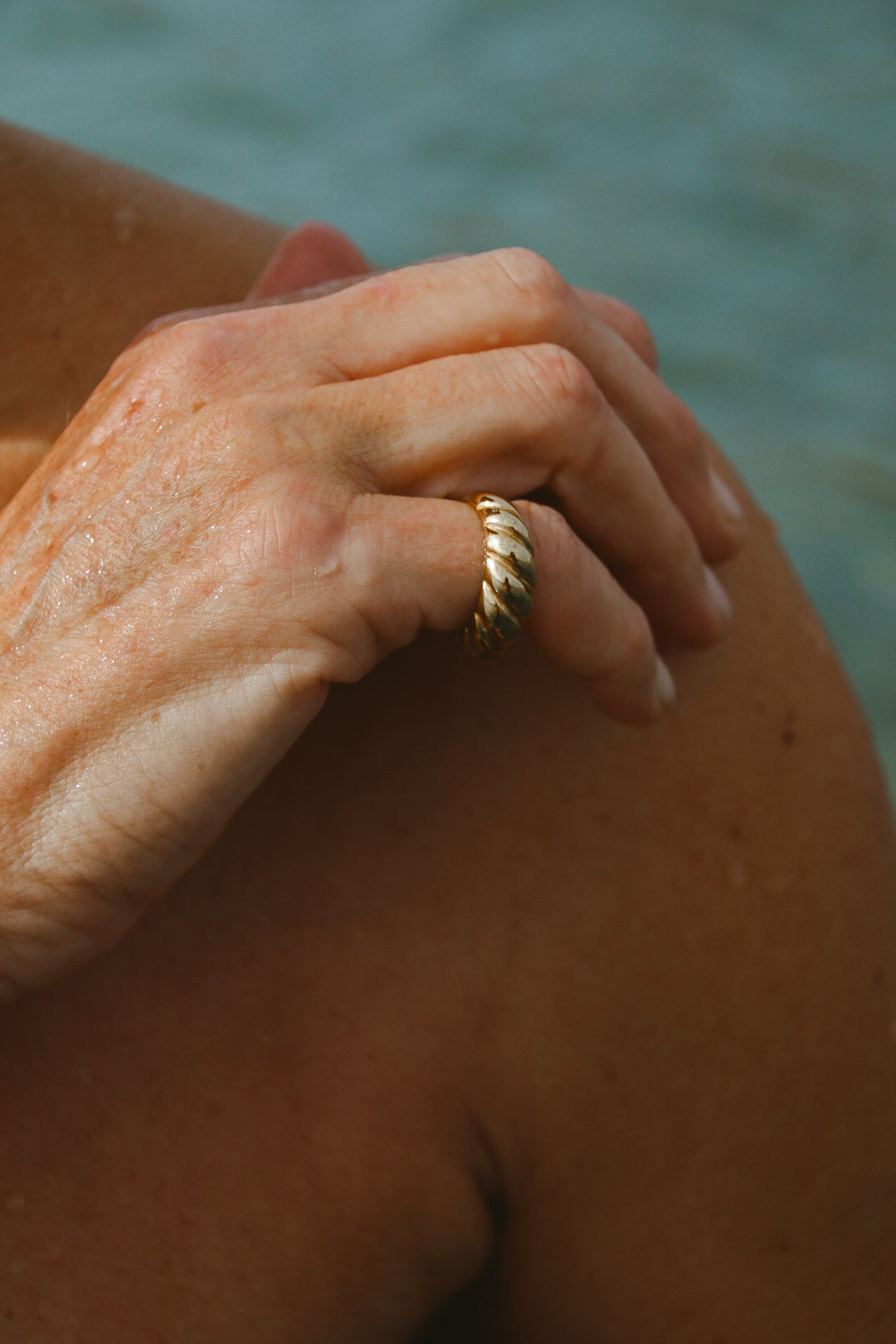 Classic Croissant Ring från Alora Avenue fångar ljuset mot solkysst hud vid havet – en vattentålig och allergivänlig guldring som utstrålar tidlös elegans med modern edge. Lyxigt men prisvärt smycke för den passionerade kvinnan som vill ha guldkant i vardagen.