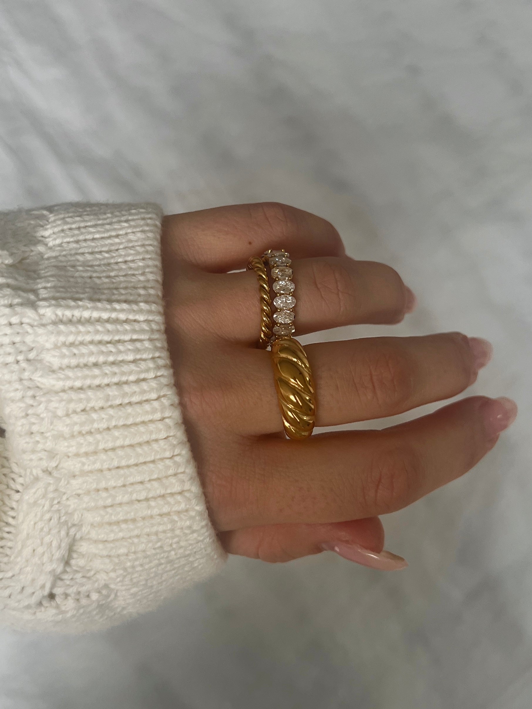 Fanny Frost Ring matchar tillsammans med andra guldringar.