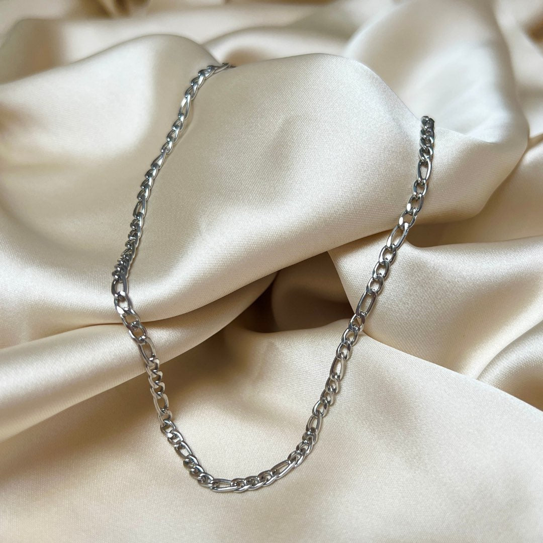 Fernando Figaro Necklace – silverfärgad figarolänk i rostfritt stål, 50 cm eller 55 cm lång och 4 mm bred, med hållbar och vattentålig design.