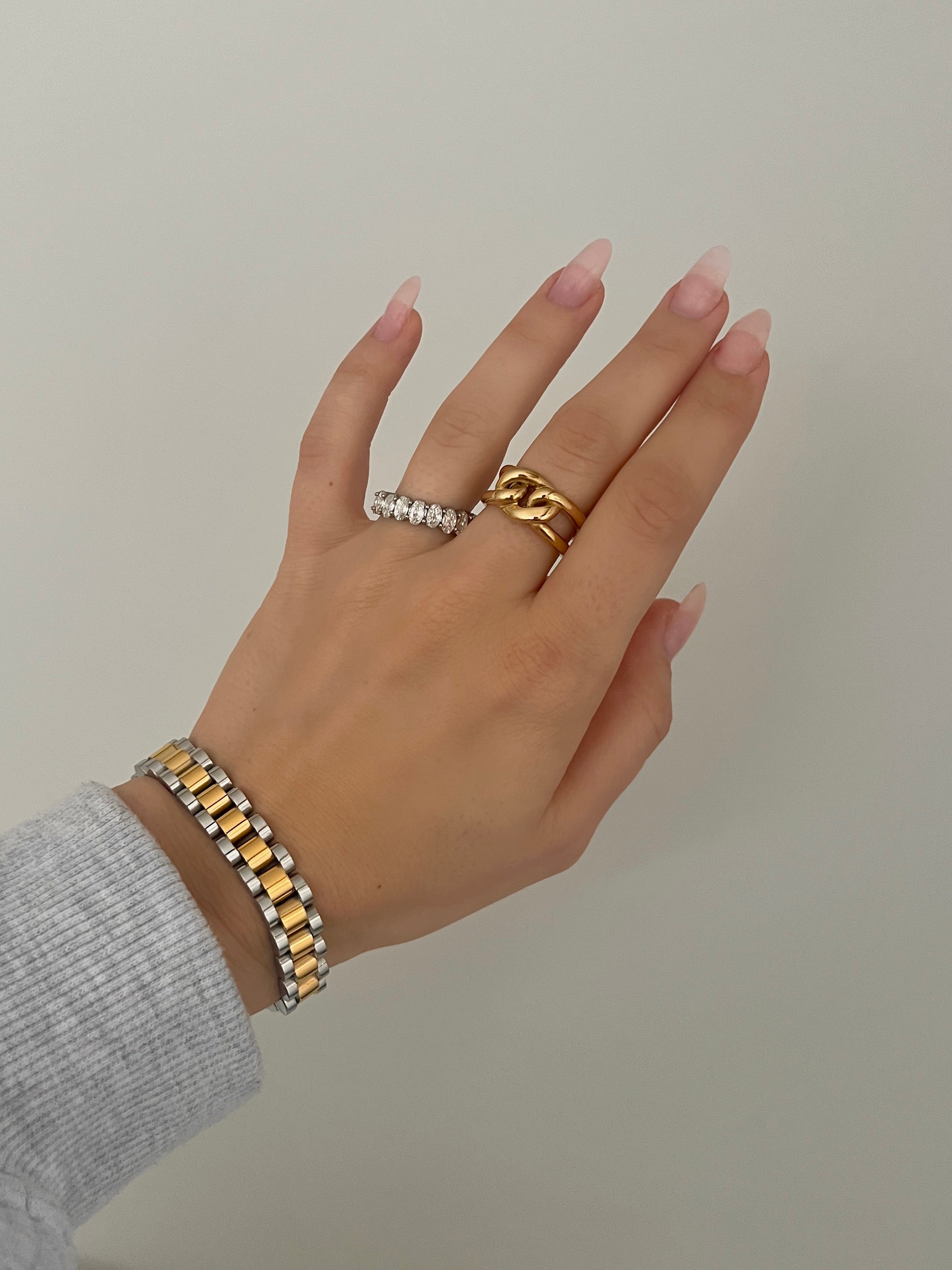 Lyxiga Filippa Frost Ring med ovala vita stenar. Matchas med andra silver- och guldsmycken för en komplett look.