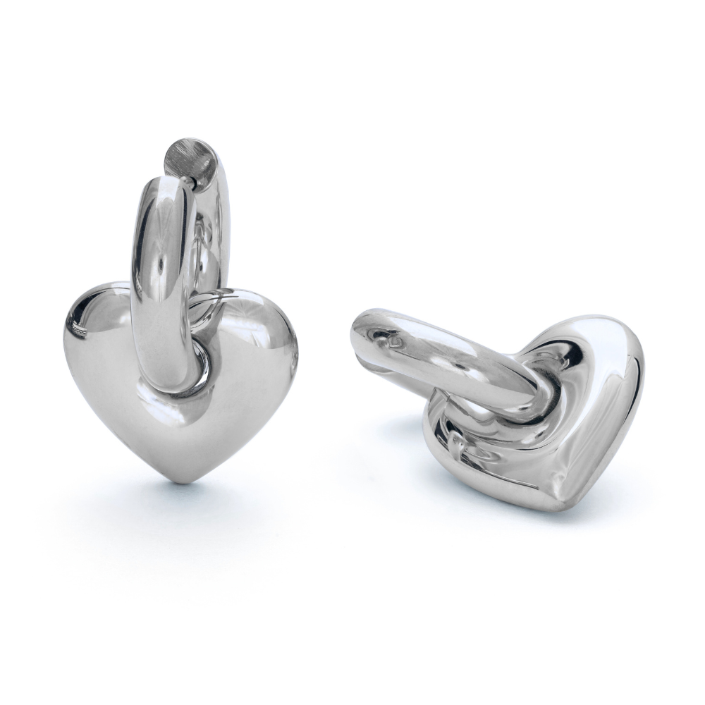Leia Love Loops – chunky silverhoops med ett charmigt hjärta. Tillverkade i allergivänligt rostfritt stål med slitstark PVD-plätering.