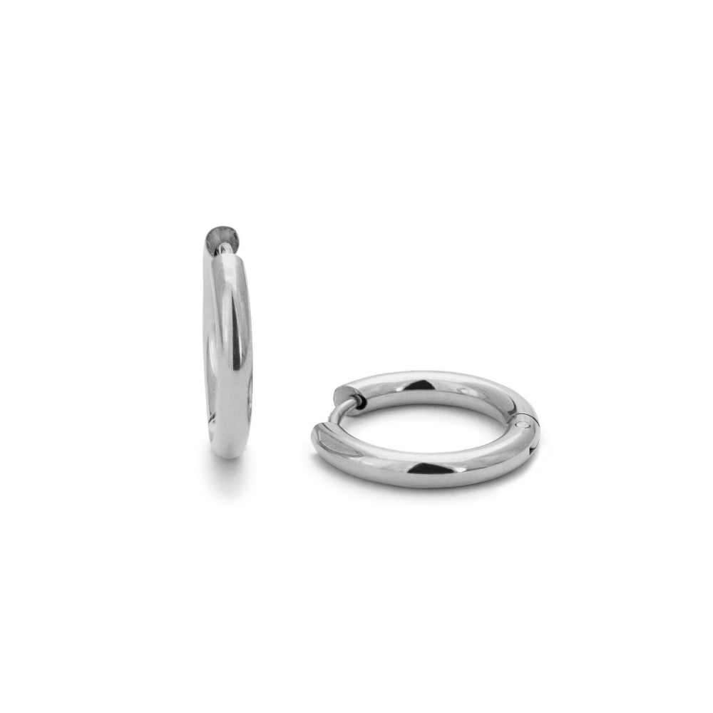 Little Luna Hoops – 12 mm mini-hoops i silver med vattentålig PVD-plätering, tillverkade i rostfritt stål för hållbarhet.