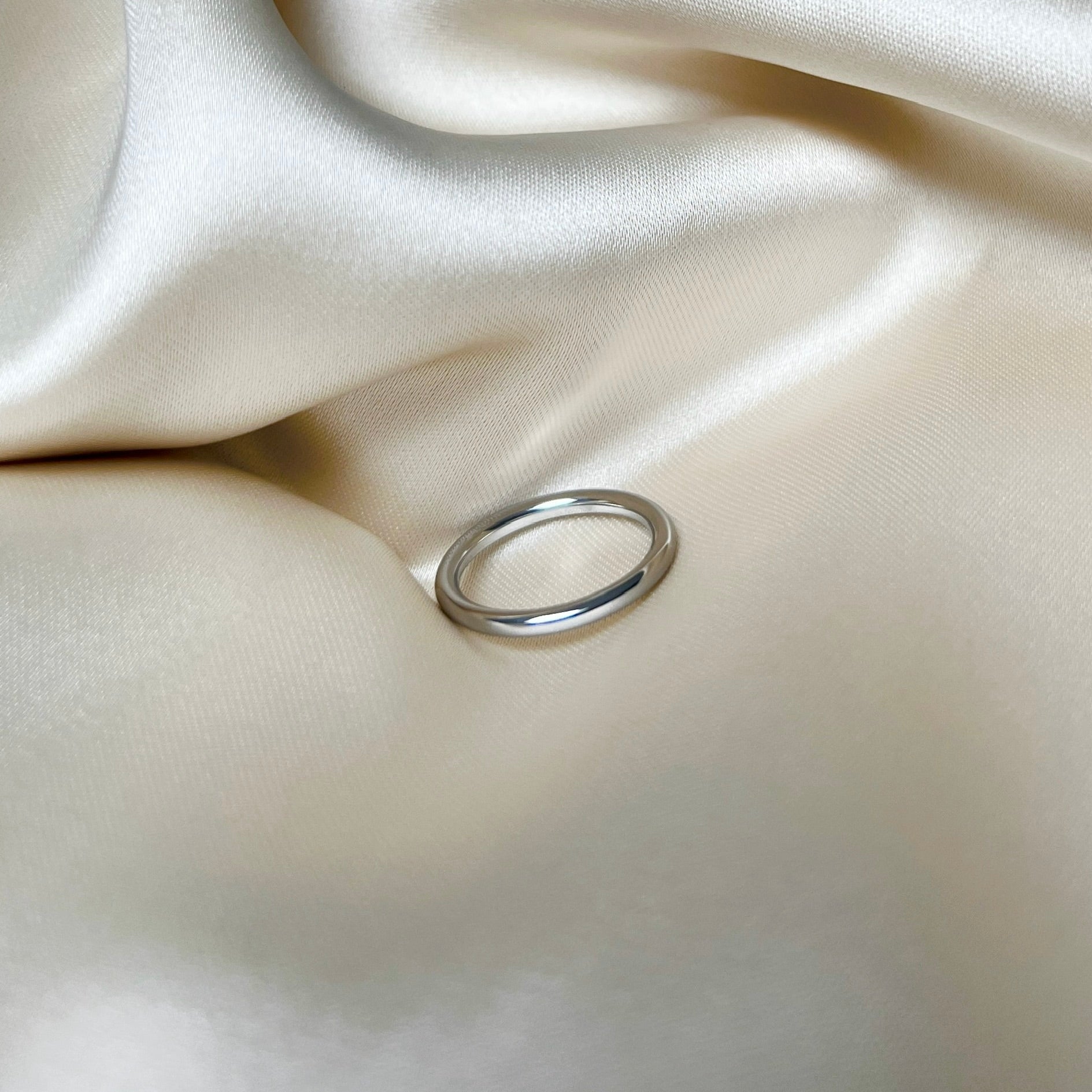 Tijuana Tube Ring – Tunn silvrig tubring på 2 mm med hållbar PVD-plätering och vattentålig design.