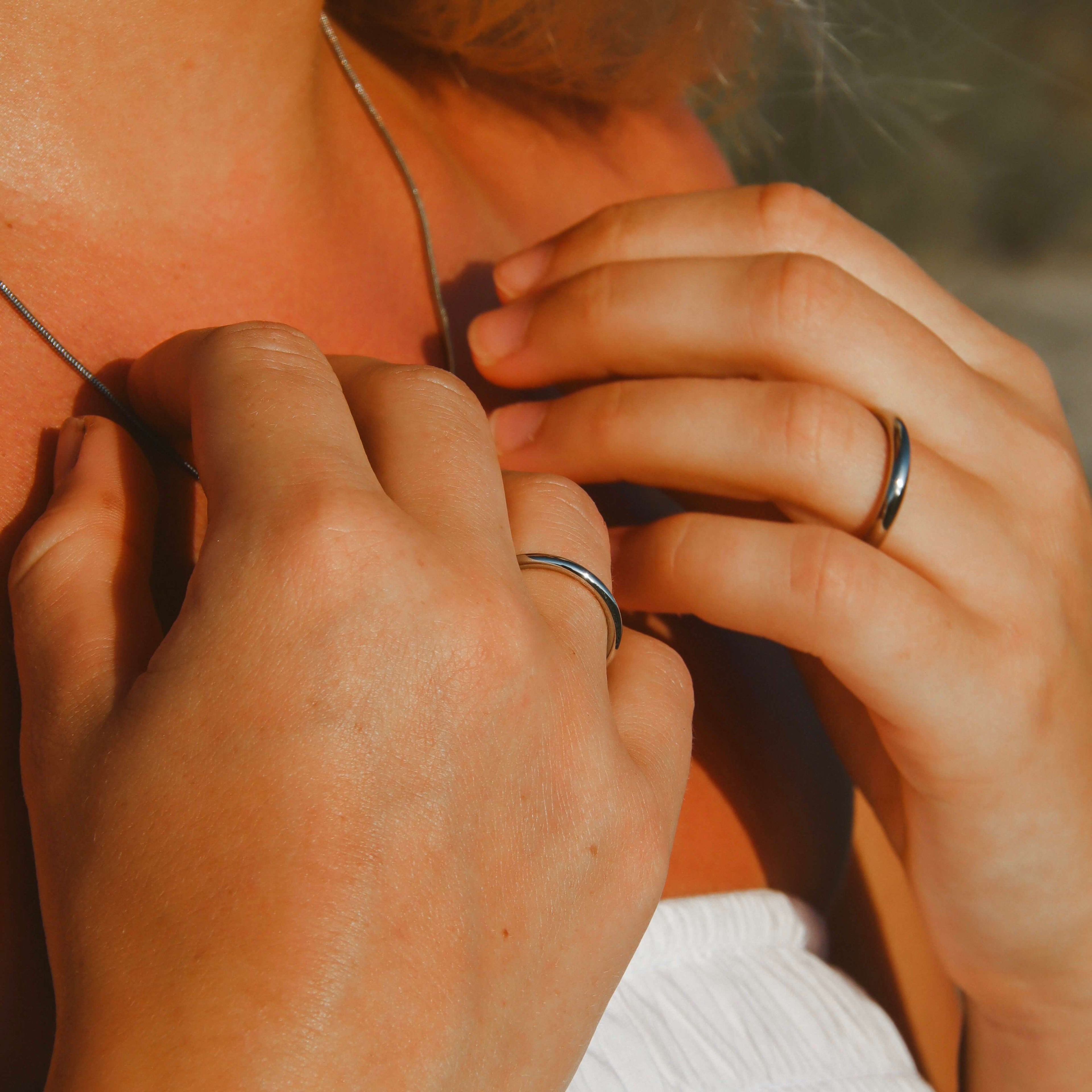 Närbild på Tijuana Tube Ring från Alora Avenue, den tunnaste ringen i silverfärgat rostfritt stål. En vattentålig och allergivänlig ring med tidlös design – perfekt att bära dagligen eller kombinera med andra ringar.