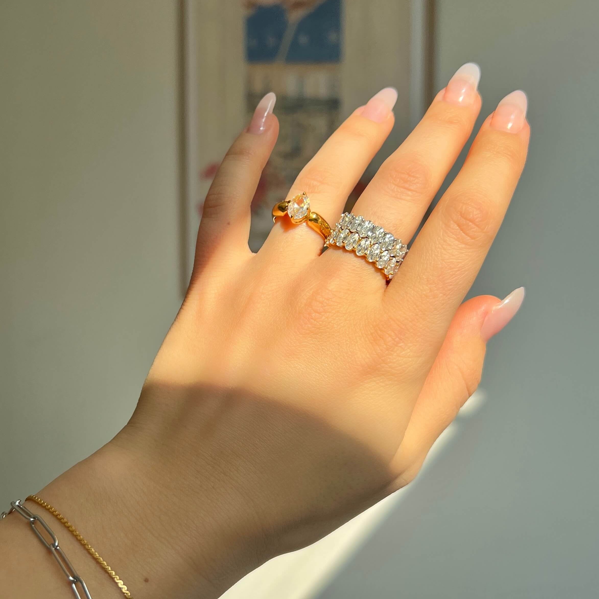 Adele Antique Ring – elegant solitärring i guld med en gnistrande oval sten. En tidlös favorit från Alora Avenue som fångar ljuset vackert i varje vinkel.