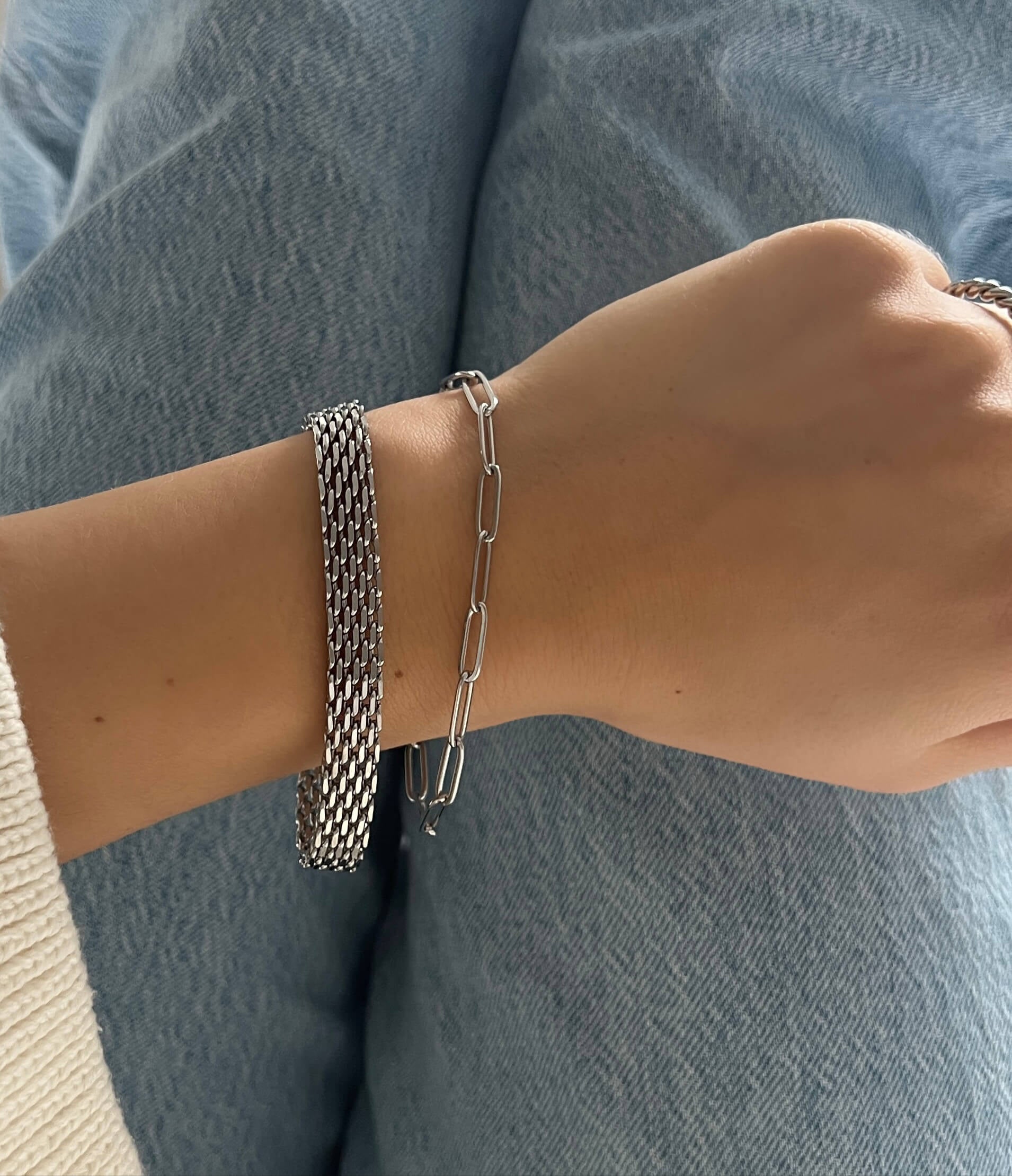 Azalea Aurora Bracelet – elegant silverarmband i bred meshdesign, bärs tillsammans med jeans och stickad tröja för en stilren vardagslook från Alora Avenue