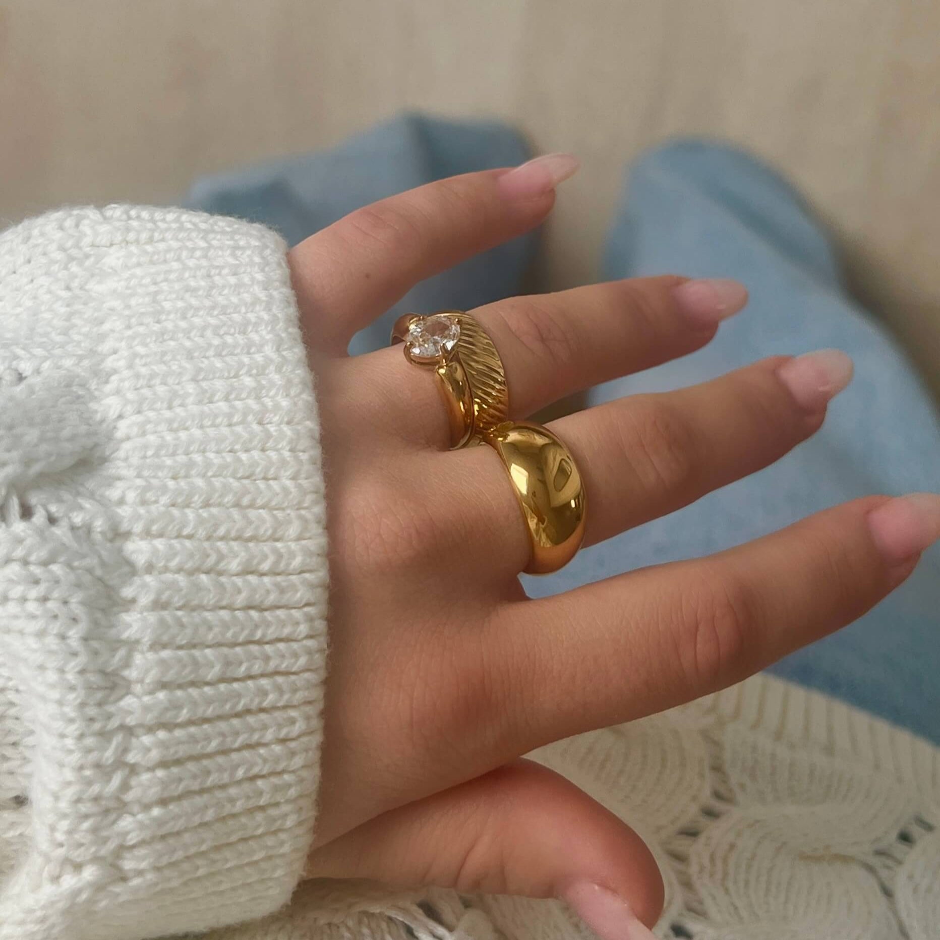 Big Blob Ring – stor, glänsande guldfärgad ring med rundad och organiskt formad yta. Ett riktigt statement-smycke som lyfter varje outfit. Tillverkad i vattentåligt och allergivänligt rostfritt stål med slitstark PVD-plätering.