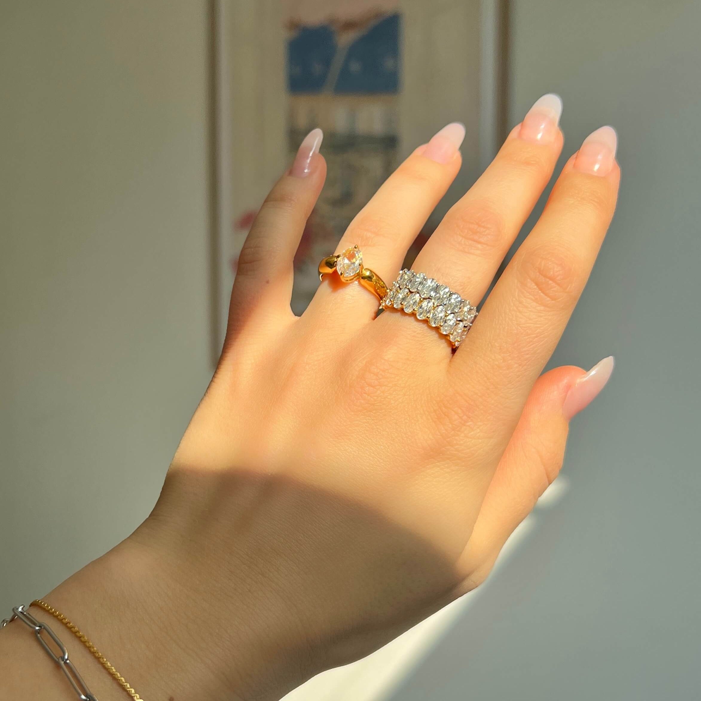 Filippa Frost Ring – bred silverring med gnistrande kristaller i tre rader. En glittrande statementring från Alora Avenue, perfekt för fest, bröllop eller en touch av glamour i vardagen.