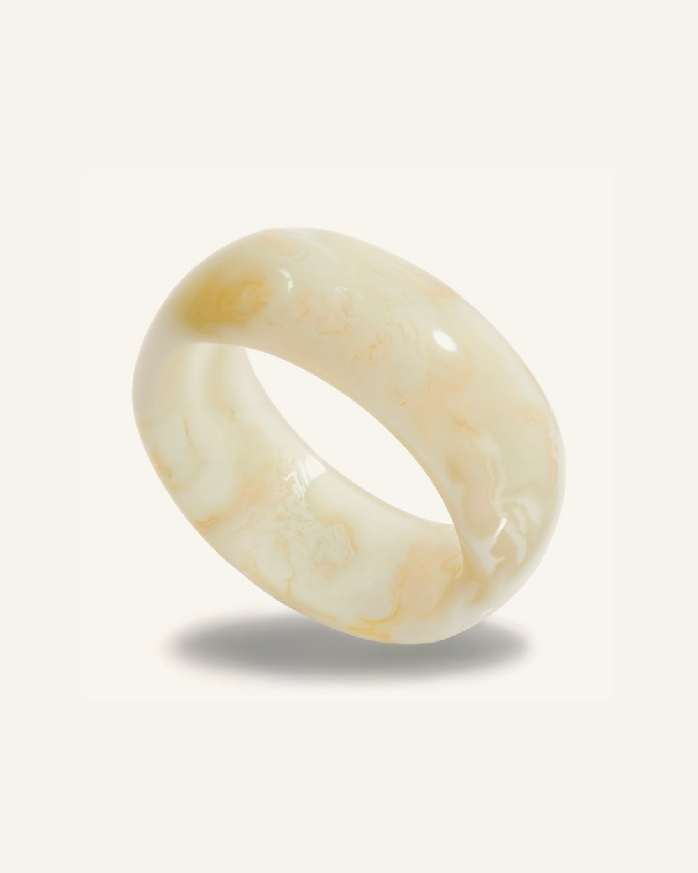 Costa Cloud Bangle — Krämvit transparent akrylbangle på beige bakgrund | Alora Avenue