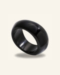 Costa Noir Bangle — Svart matt akrylbangle på beige bakgrund | Alora Avenue