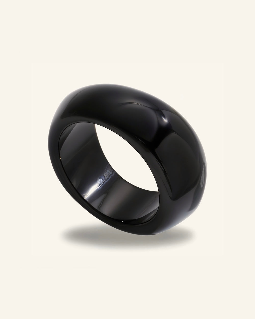 Costa Noir Bangle — Svart matt akrylbangle på beige bakgrund | Alora Avenue