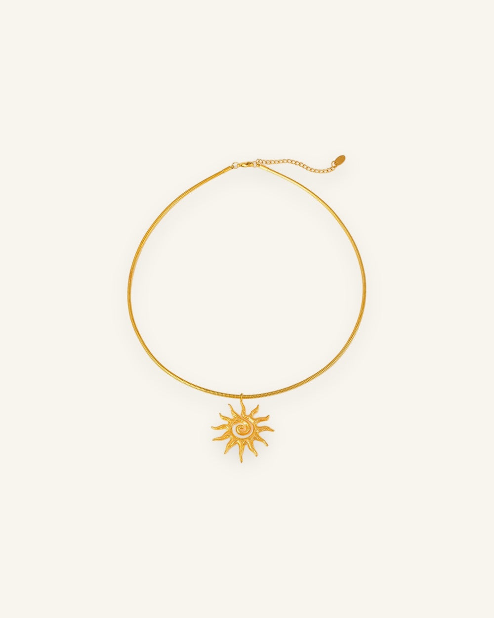 Solana Sun Necklace — Solformat hängsmycke i 18K guldpläterat stål | Alora Avenue