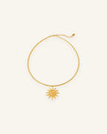 Solana Sun Necklace — Solformat hängsmycke i 18K guldpläterat stål | Alora Avenue