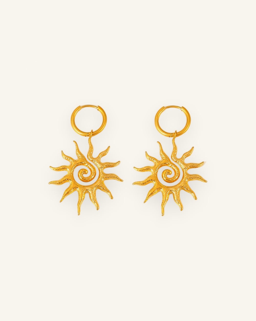 Solana Sun Earrings — Solformade örhängen i 18K guldpläterat stål | Alora Avenue