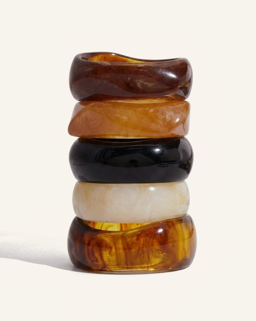 Costa Bangle-stack — alla fem färger (Amber, Cloud, Noir, Tigre, Cocoa) studiobild | Alora Avenue