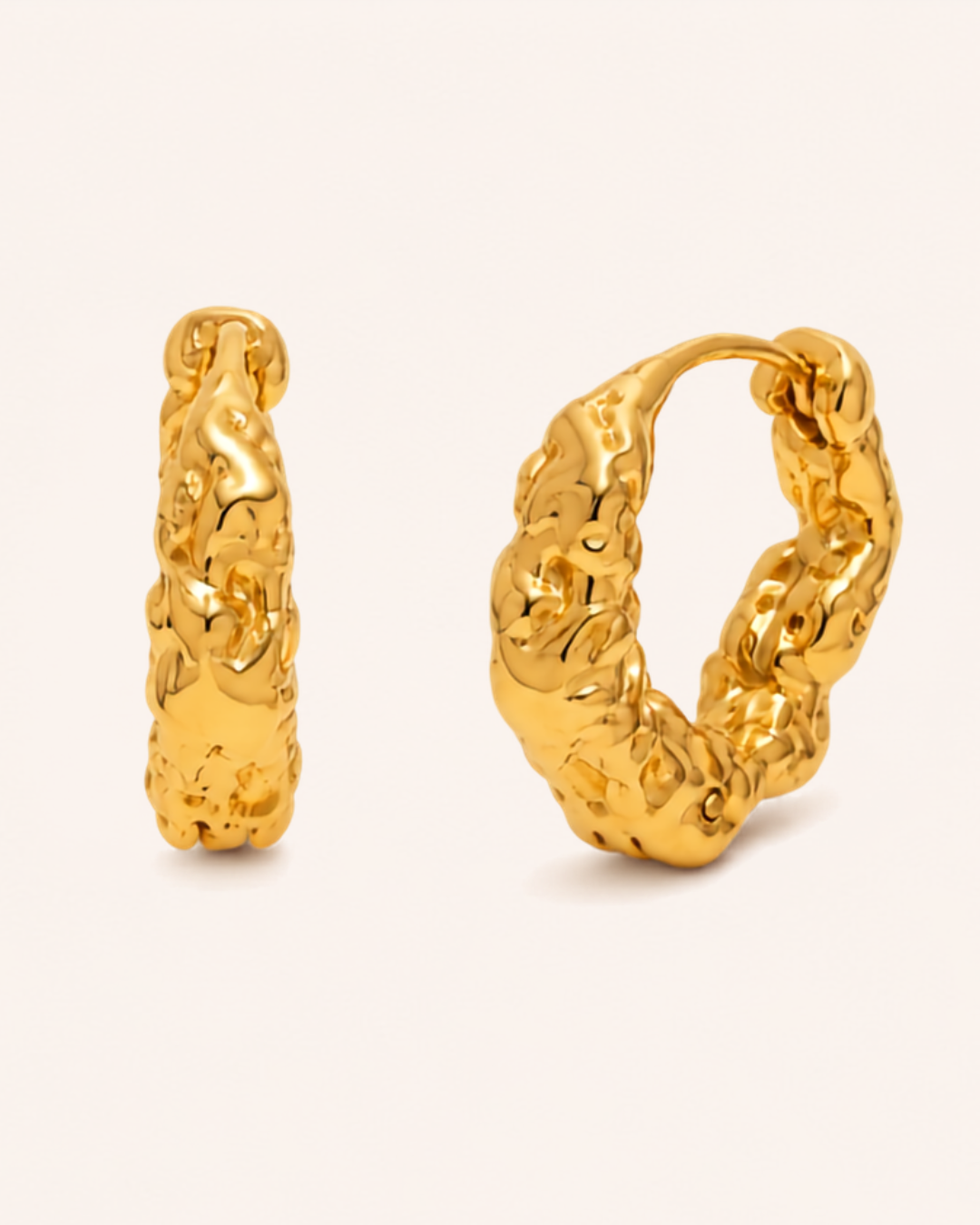 Saga Sway Hoops Guld 25 mm — Vattentåligt örhänge i 18K guldpläterat stål | Alora Avenue