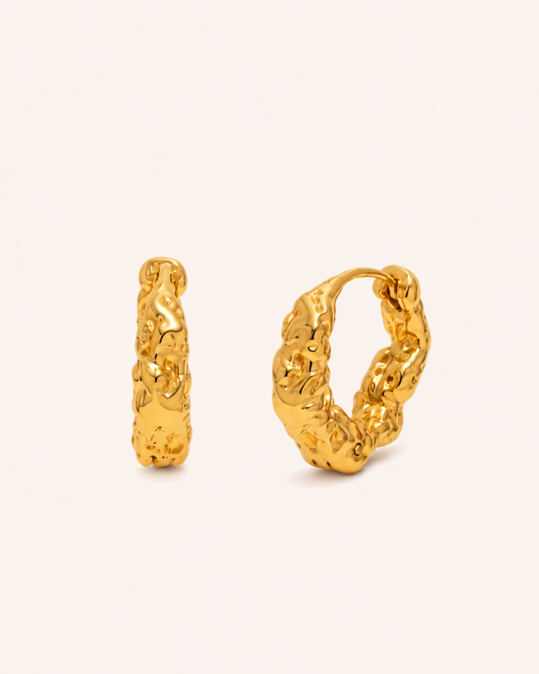 Saga Sway Hoops Guld 20 mm — Vattentåligt örhänge i 18K guldpläterat stål | Alora Avenue