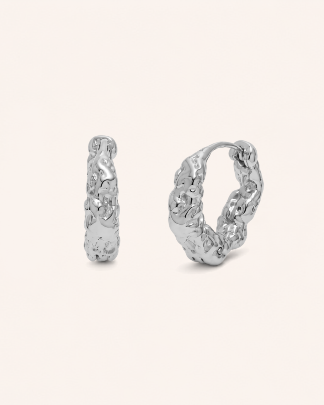 Saga Sway Hoops Silver 20 mm — Vattentåligt örhänge i silverpläterat stål | Alora Avenue