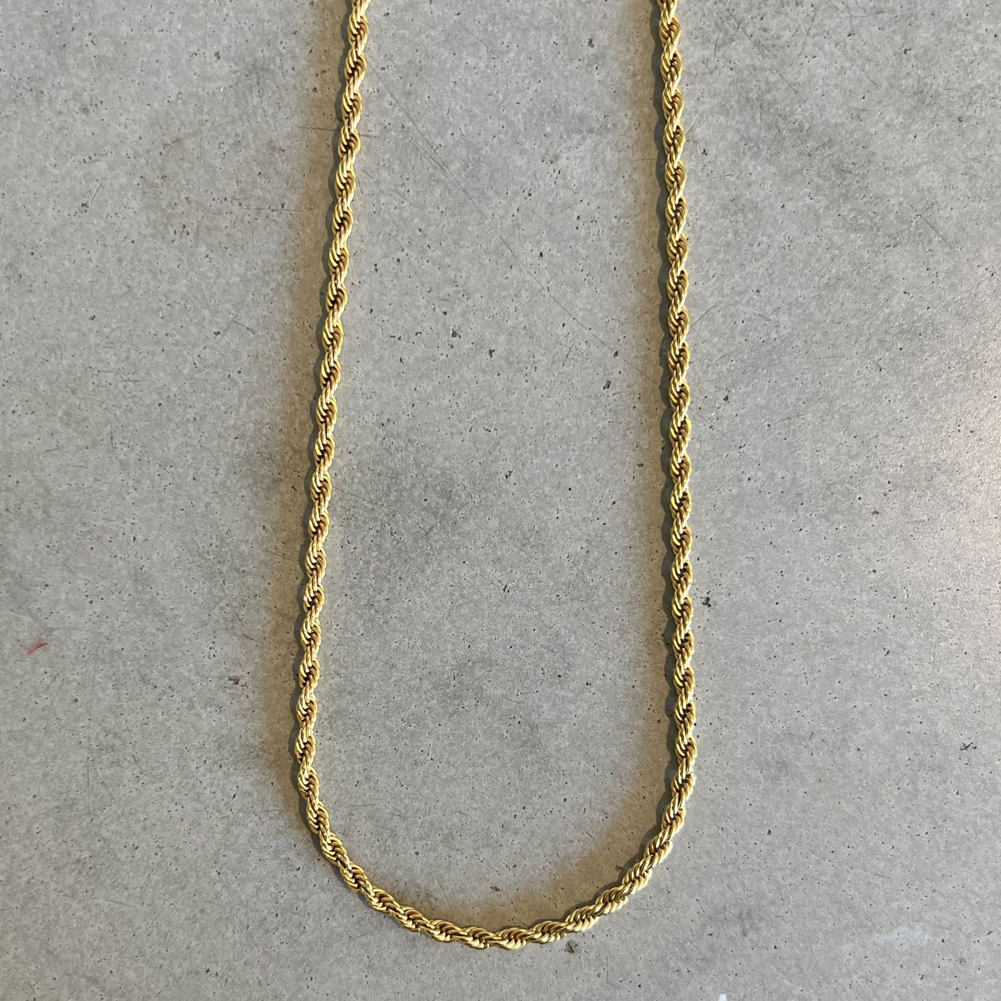 Aloe Andrew Necklace – maskulint halsband i 18K guld PVD-plätering med snurrad textur, 56 cm lång och tillverkat i återvinningsbart rostfritt stål.