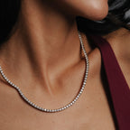 Alora Avenue Amara Tennis Necklace – ett glittrande tennishalsband med diamantliknande glans och vattentålig finish. Tillverkat i rostfritt stål med 18K PVD-plätering.