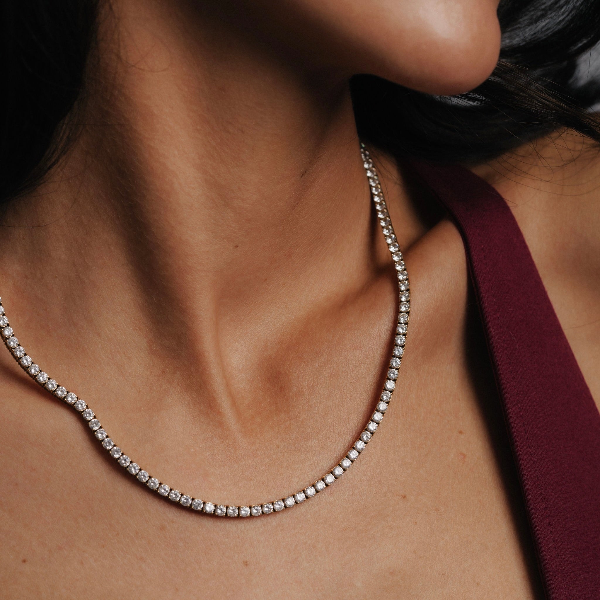 Alora Avenue Amara Tennis Necklace – ett glittrande tennishalsband med diamantliknande glans och vattentålig finish. Tillverkat i rostfritt stål med 18K PVD-plätering.