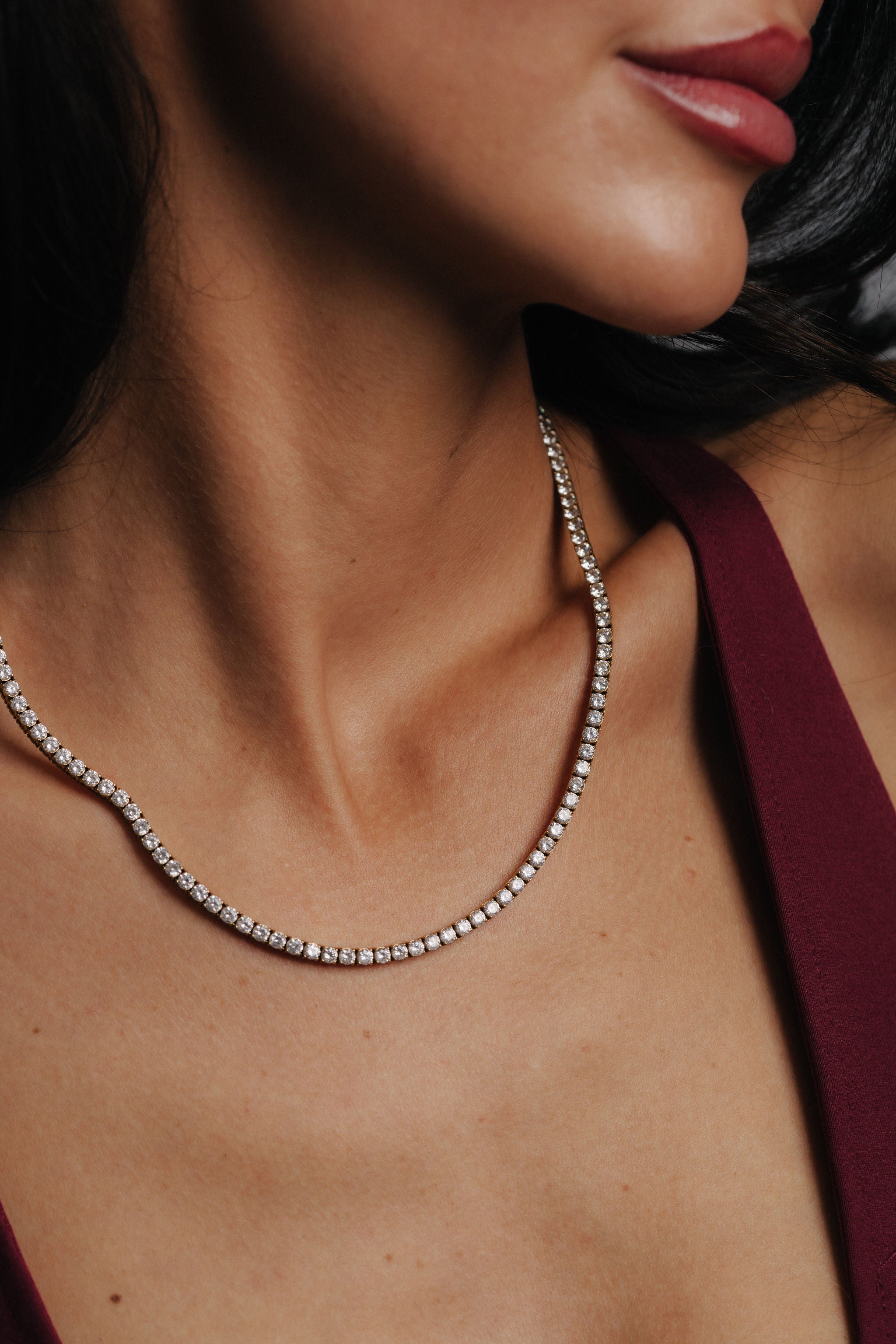 Närbild på Alora Avenue Amara Tennis Necklace – ett vattentåligt halsband i rostfritt stål med 18K PVD-plätering och gnistrande vita stenar. Perfekt som julklapp till henne eller som elegant smycke till julfest och nyår.