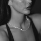 Kvinna bär Alora Avenue Amara Tennis Necklace och matchande smycken i klassisk stil. Vattentåligt, hållbart och elegant – ett perfekt statement-smycke för jul och nyår.