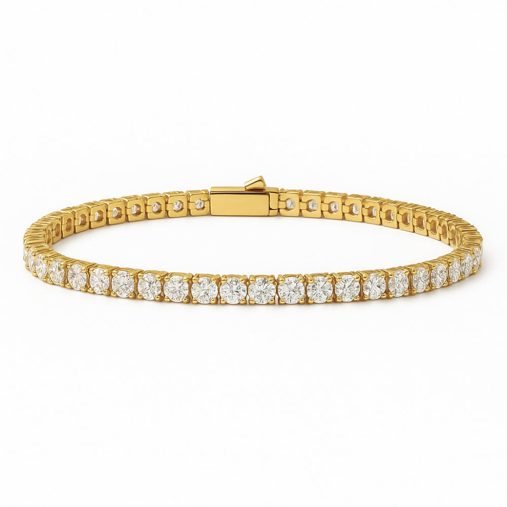 Aveline Tennis Bracelet från Alora Avenue – vattentåligt tennisarmband i rostfritt stål med 18K PVD-plätering i guld och gnistrande stenar. Ett hållbart och allergivänligt smycke som passar perfekt till vardag, fest och som julklapp till henne.