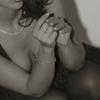 Kvinna bär Alora Avenue Aveline Tennis Bracelet och matchande smycken i tidlös stil. Vattentåligt armband som kombinerar hållbarhet, elegans och maximal lyster – perfekt som julklapp till henne.