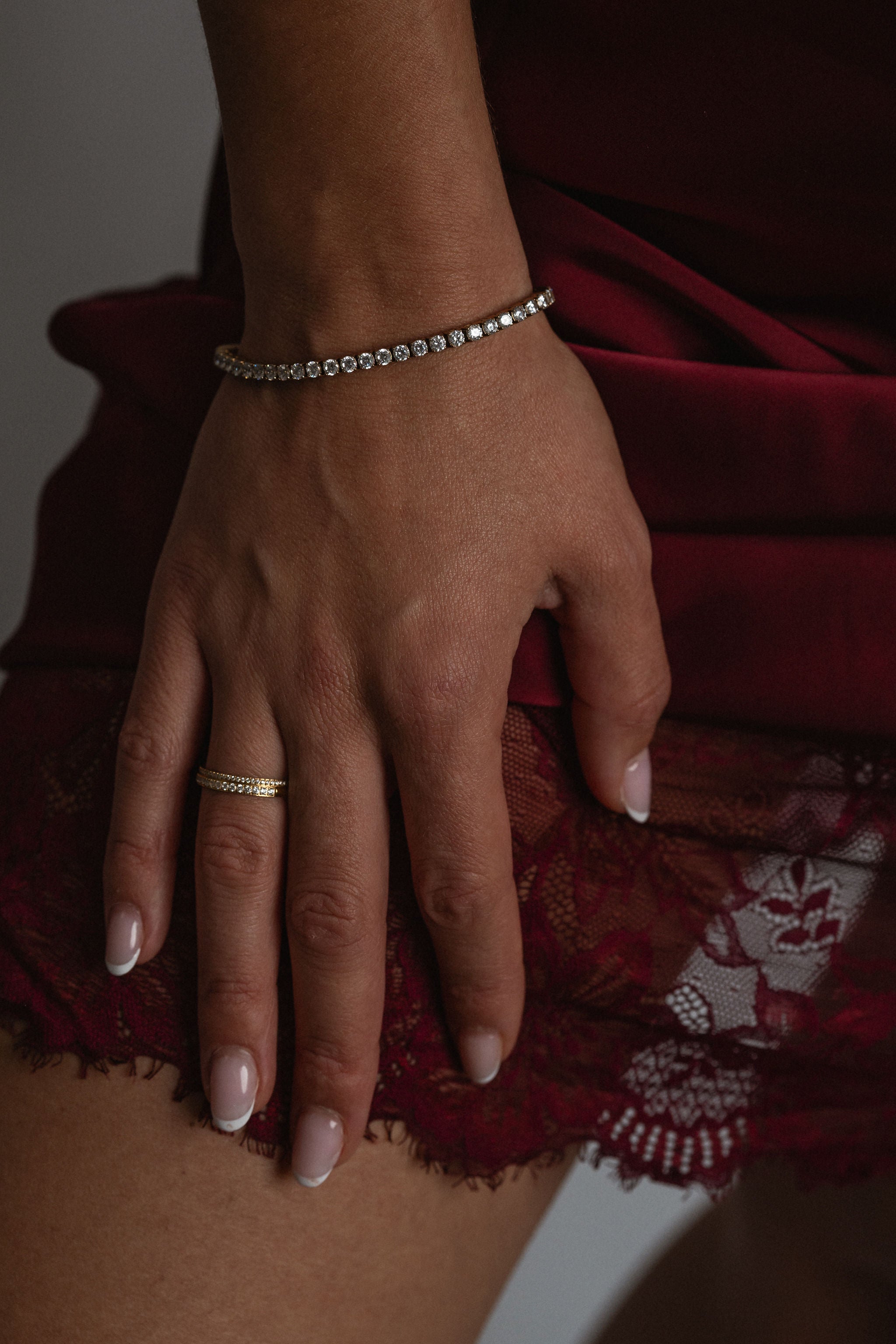 Hand med Alora Avenue-armband och ring i 18K PVD-pläterat rostfritt stål. Hållbara och vattentåliga smycken som bevarar sin glans – perfekta som julklapp till henne eller för att lyfta varje outfit.