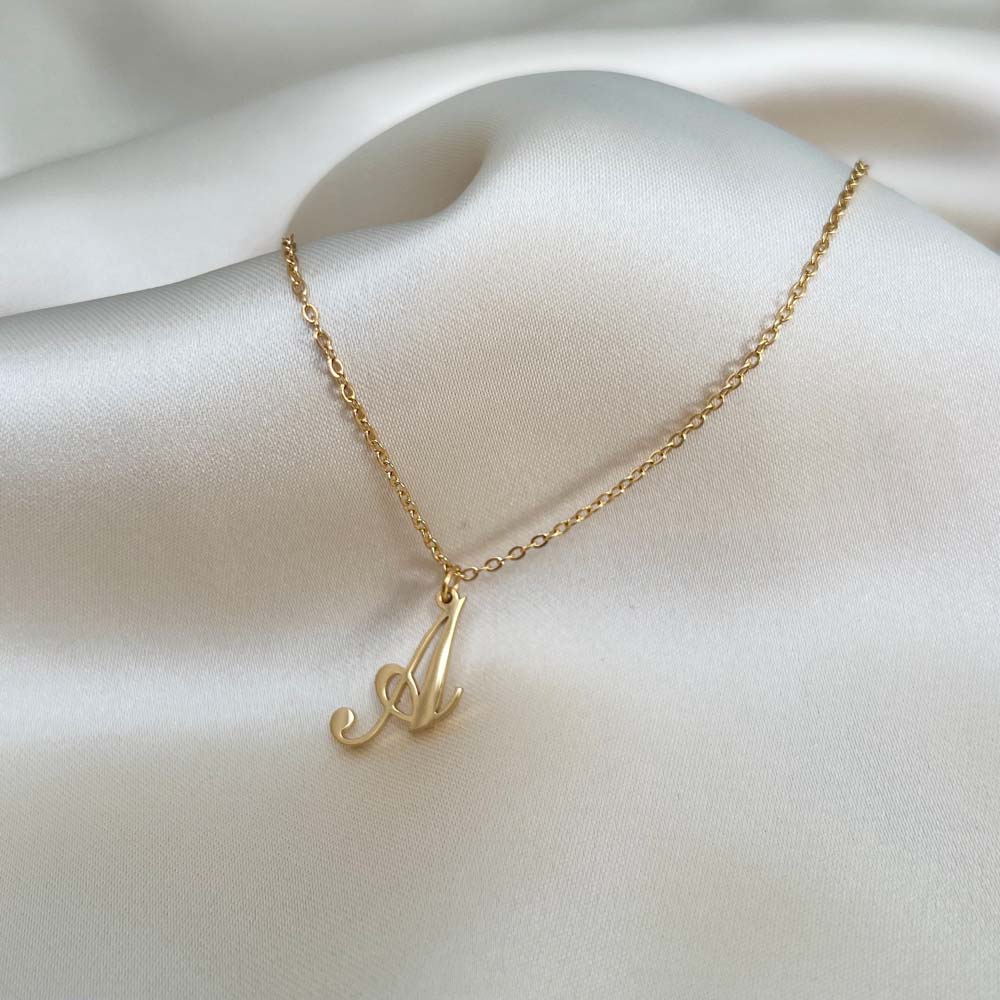 Elegant Alora Letter Necklace med bokstaven A, ett tidlöst halsband i skrivstil med vattentålig PVD-plätering i 18K guld.