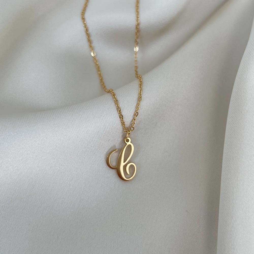 Vackert Alora Letter Necklace med bokstaven C, tillverkat i allergivänligt rostfritt stål och PVD-pläterat i 18K guld.