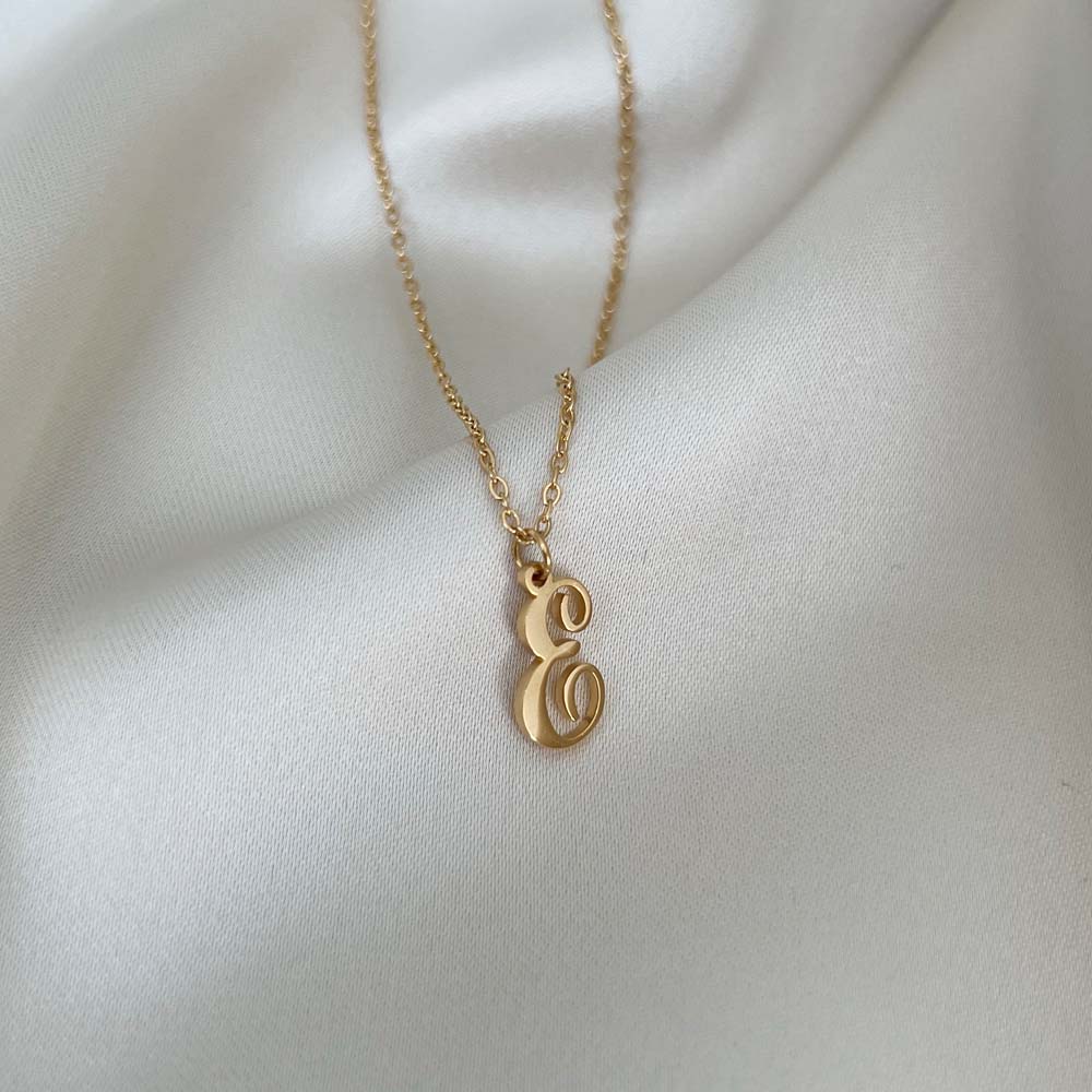 Unikt Alora Letter Necklace med bokstaven E, ett vattentåligt och tidlöst smycke i 18K PVD-pläterat guld.