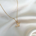 Elegant Alora Letter Necklace med bokstaven K i skrivstil, ett halsband i allergivänligt material som utstrålar stil och hållbarhet.