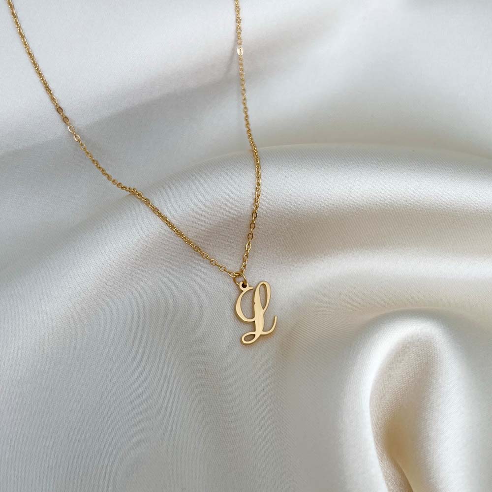 Unikt Alora Letter Necklace med bokstaven L i 18K PVD-pläterat guld, en perfekt kombination av elegans och kvalitet.