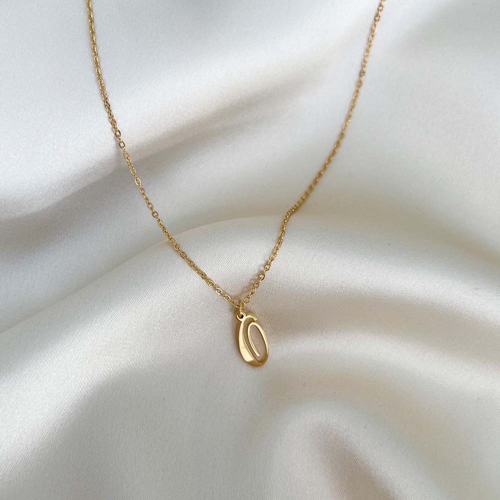 Vackert Alora Letter Necklace med bokstaven O, designat för att ge din stil en tidlös och unik känsla.