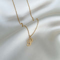 Elegant Alora Letter Necklace med bokstaven P i skrivstil, tillverkat i PVD-pläterat 18K guld för långvarig glans.