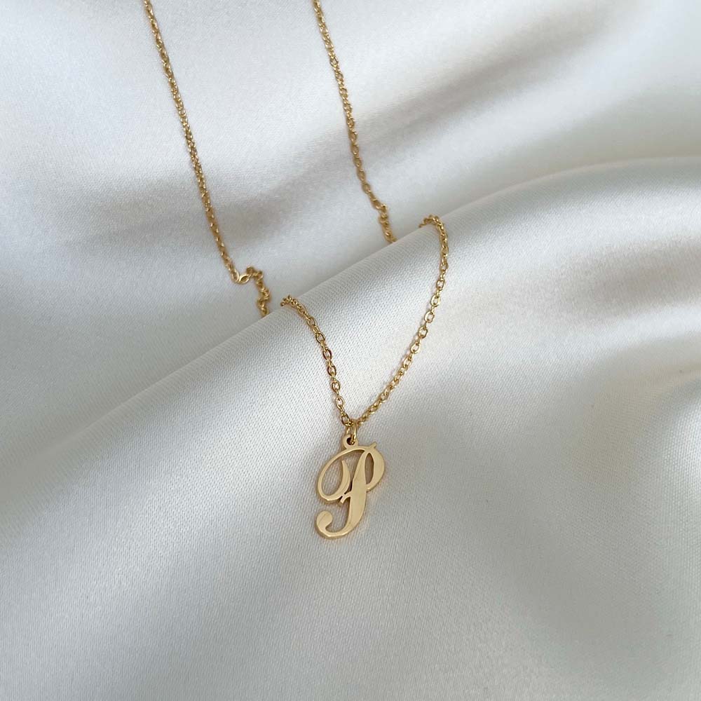 Elegant Alora Letter Necklace med bokstaven P i skrivstil, tillverkat i PVD-pläterat 18K guld för långvarig glans.