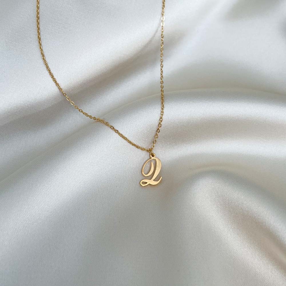 Stilfullt Alora Letter Necklace med bokstaven Q, ett unikt halsband med vattentålig design och allergivänligt material.